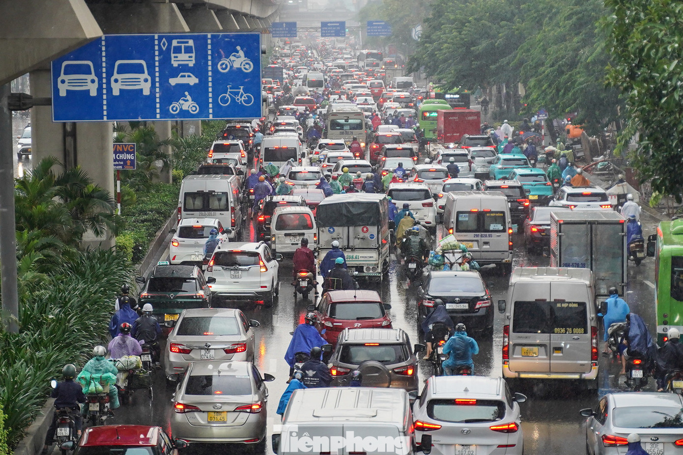 Đường Nguyễn Trãi (đoạn đi qua Triều Khúc) tắc dài lúc gần 7 giờ sáng nay. Đường Nguyễn Trãi (đoạn đi qua Triều Khúc) tắc dài lúc gần 7 giờ sáng nay.