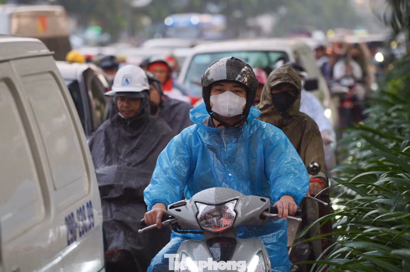 Mưa lớn gây ngập nghiêm trọng, giao thông hỗn loạn từ sáng sớm.