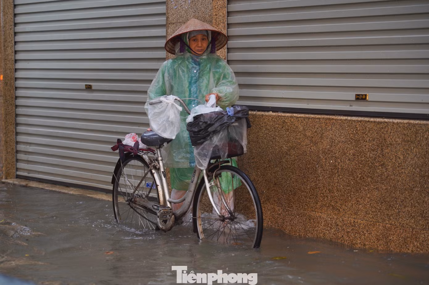 "Tôi đi chợ mua đồ ăn nhưng không ngờ nước ngập cao đến vậy, giờ di chuyển cũng không được", cô Nguyễn Thị Cúc (quận Thanh Xuân) chia sẻ,