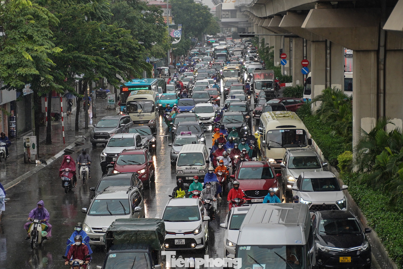 Đường Nguyễn Trãi (đoạn đi qua Triều Khúc) tắc dài lúc gần 7 giờ sáng nay. Đường Nguyễn Trãi (đoạn đi qua Triều Khúc) tắc dài lúc gần 7 giờ sáng nay.