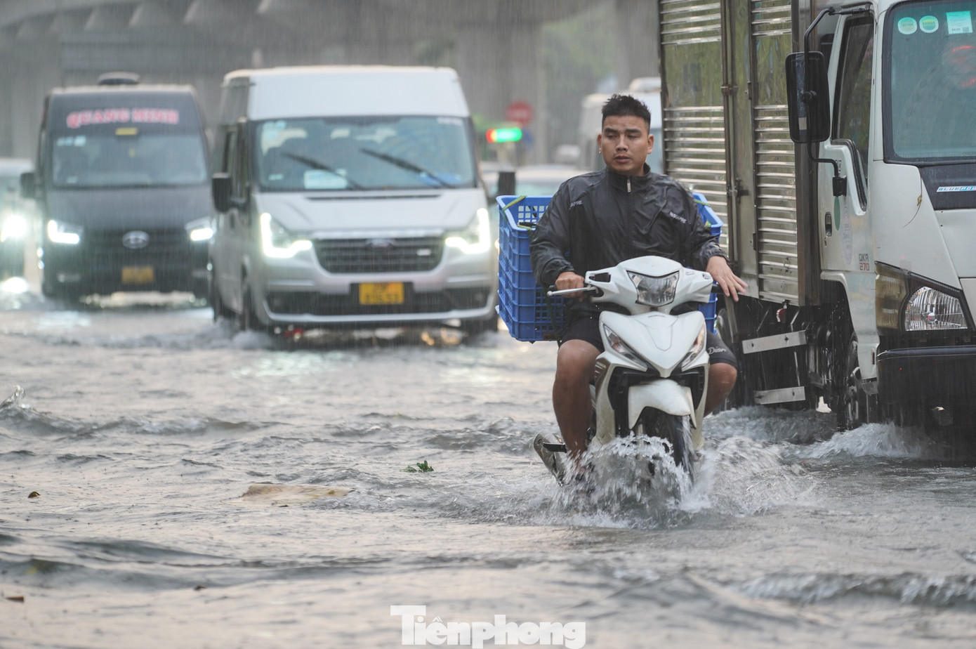 Nước ngập đến nửa bánh xe. Nước ngập đến nửa bánh xe.