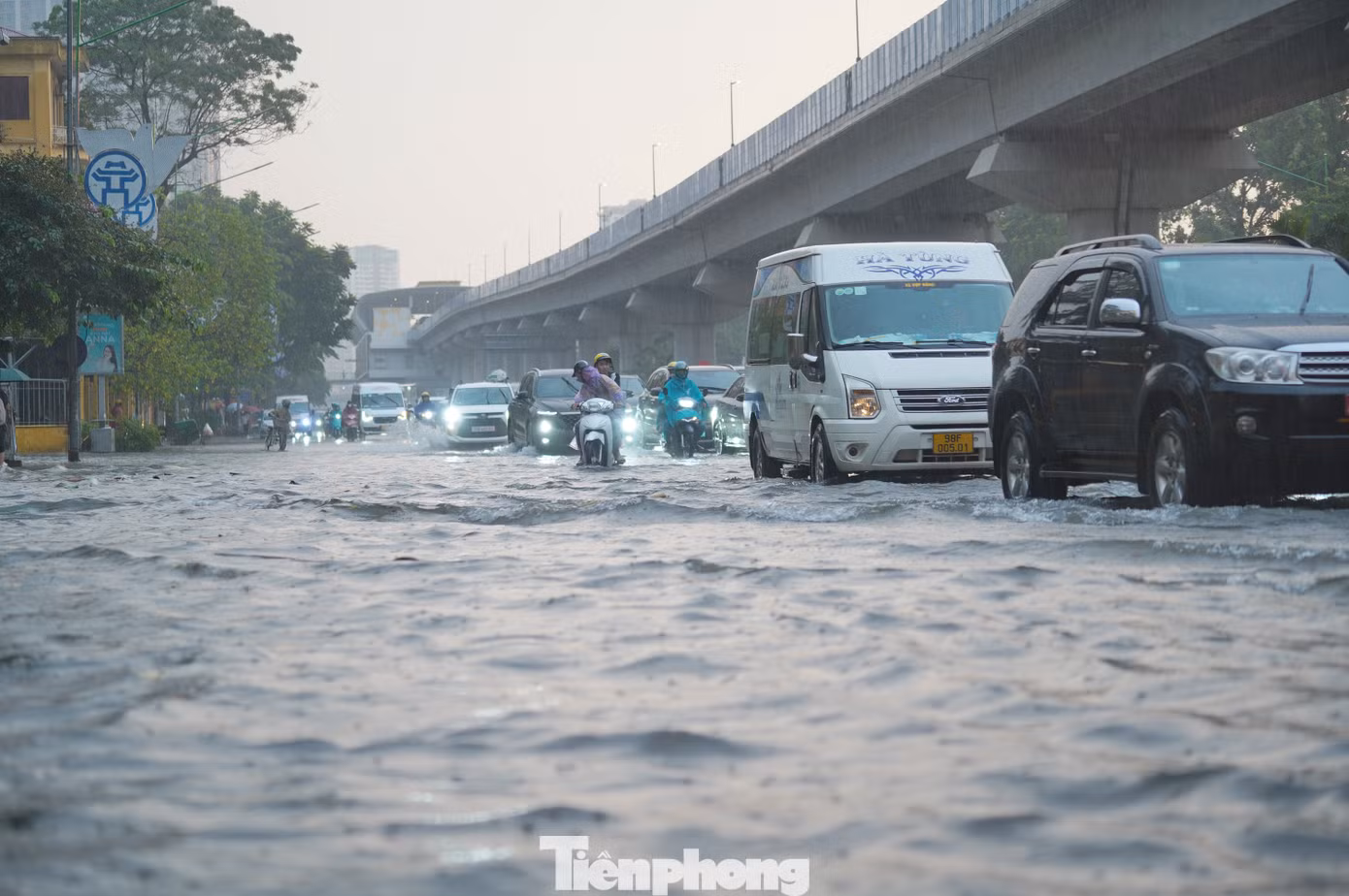 Cơn mưa kéo dài từ đêm 15/9 đến sáng 16/9 khiến các tuyến phố nội đô Hà Nội ngập úng, giao thông lộn xộn từ sáng sớm.