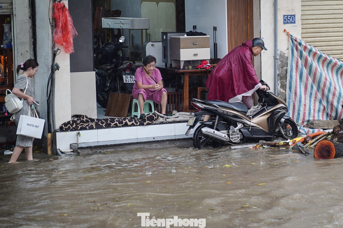 Một phương tiện chết máy vì ngập. Một phương tiện chết máy vì ngập.