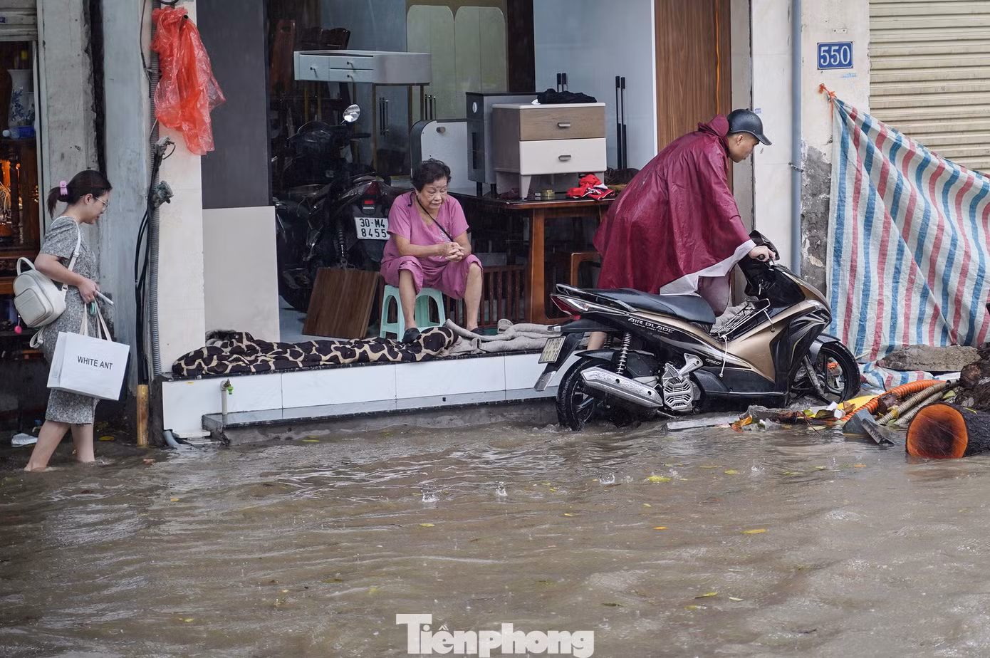 Một phương tiện chết máy vì ngập.