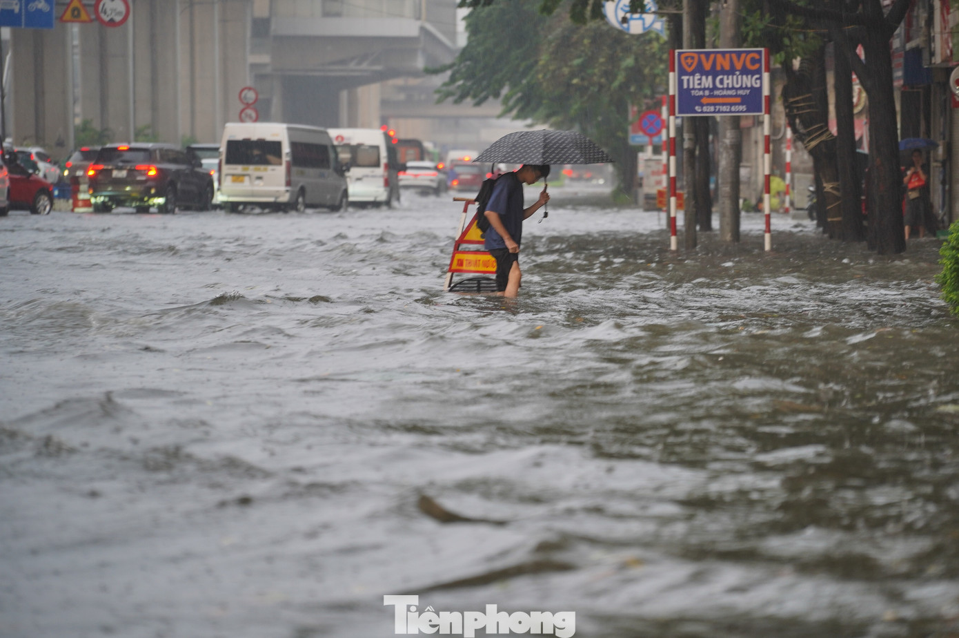 Mặc dù đã đi học từ sớm để tránh mưa lớn, nhiều sinh viên vẫn không thể thoát khỏi cảnh ngập úng. Mặc dù đã đi học từ sớm để tránh mưa lớn, nhiều sinh viên vẫn không thể thoát khỏi cảnh ngập úng.