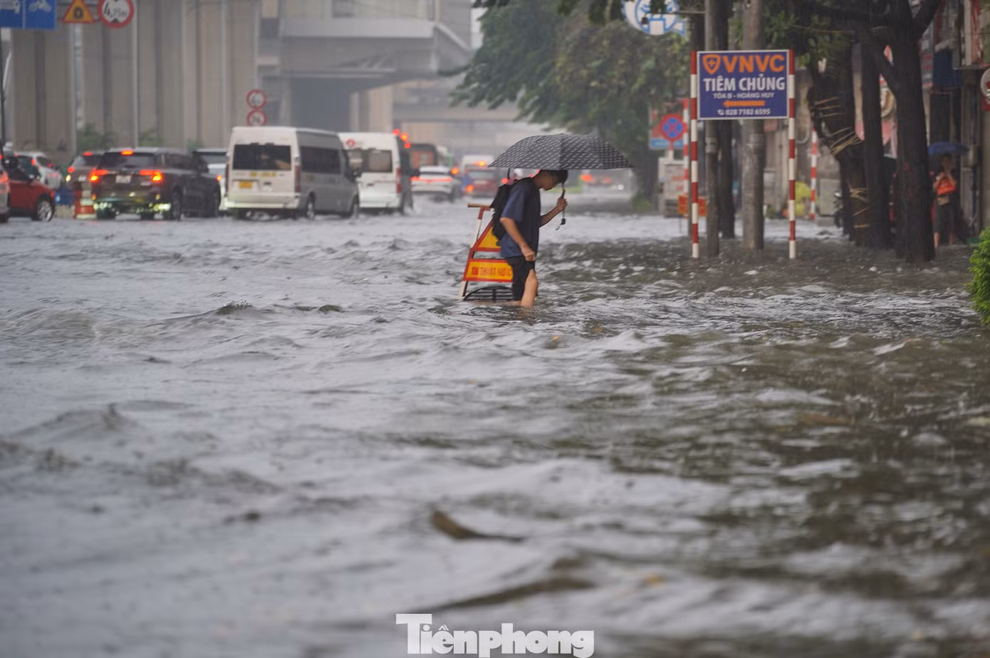 Mặc dù đã đi học từ sớm để tránh mưa lớn, nhiều sinh viên vẫn không thể thoát khỏi cảnh ngập úng.