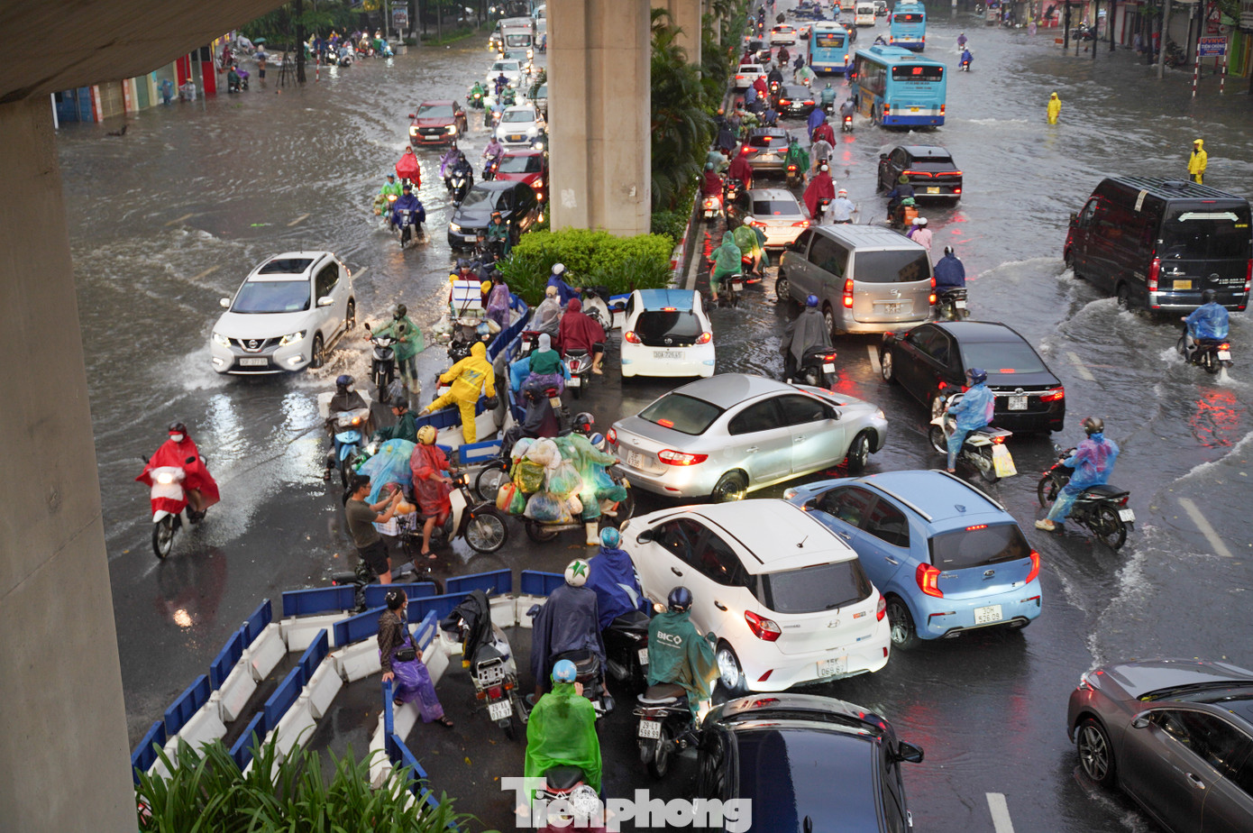 Mưa lớn gây ngập nghiêm trọng, giao thông hỗn loạn từ sáng sớm. Mưa lớn gây ngập nghiêm trọng, giao thông hỗn loạn từ sáng sớm.