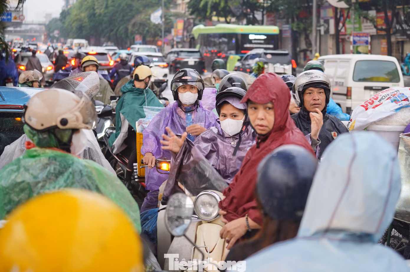 Mưa lớn gây ngập nghiêm trọng, giao thông hỗn loạn từ sáng sớm.