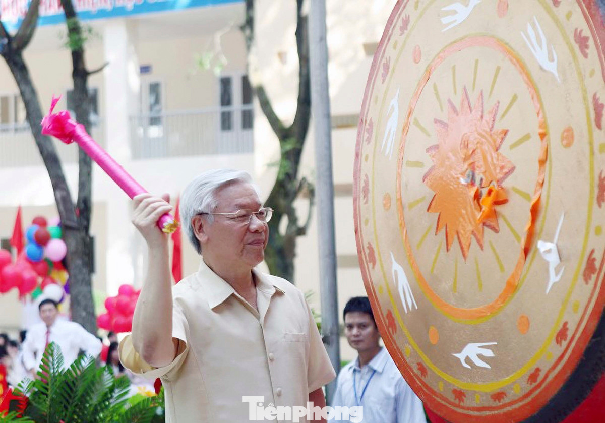 Tổng Bí thư Nguyễn Phú Trọng đánh trống khai giảng tại trường THPT Nguyễn Gia Thiều vào năm 2014.