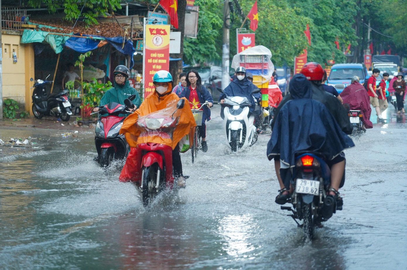 Nước tràn ra cả lòng đường.