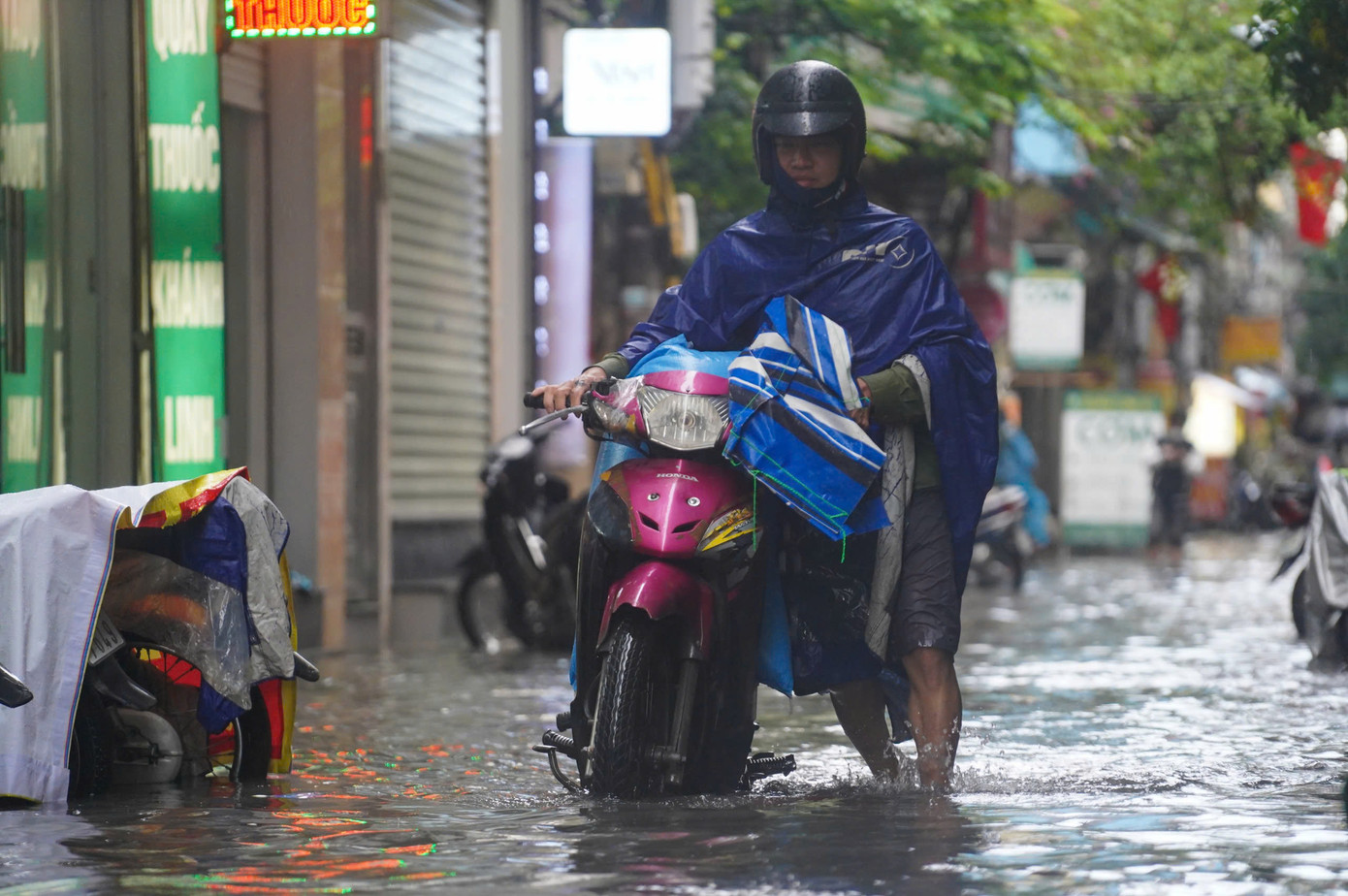 Anh Dương Văn Duy cho biết: "Tôi đi vào trong ngõ để giao hàng cho khách nhưng đường ngập quá sâu nên xe chết máy".