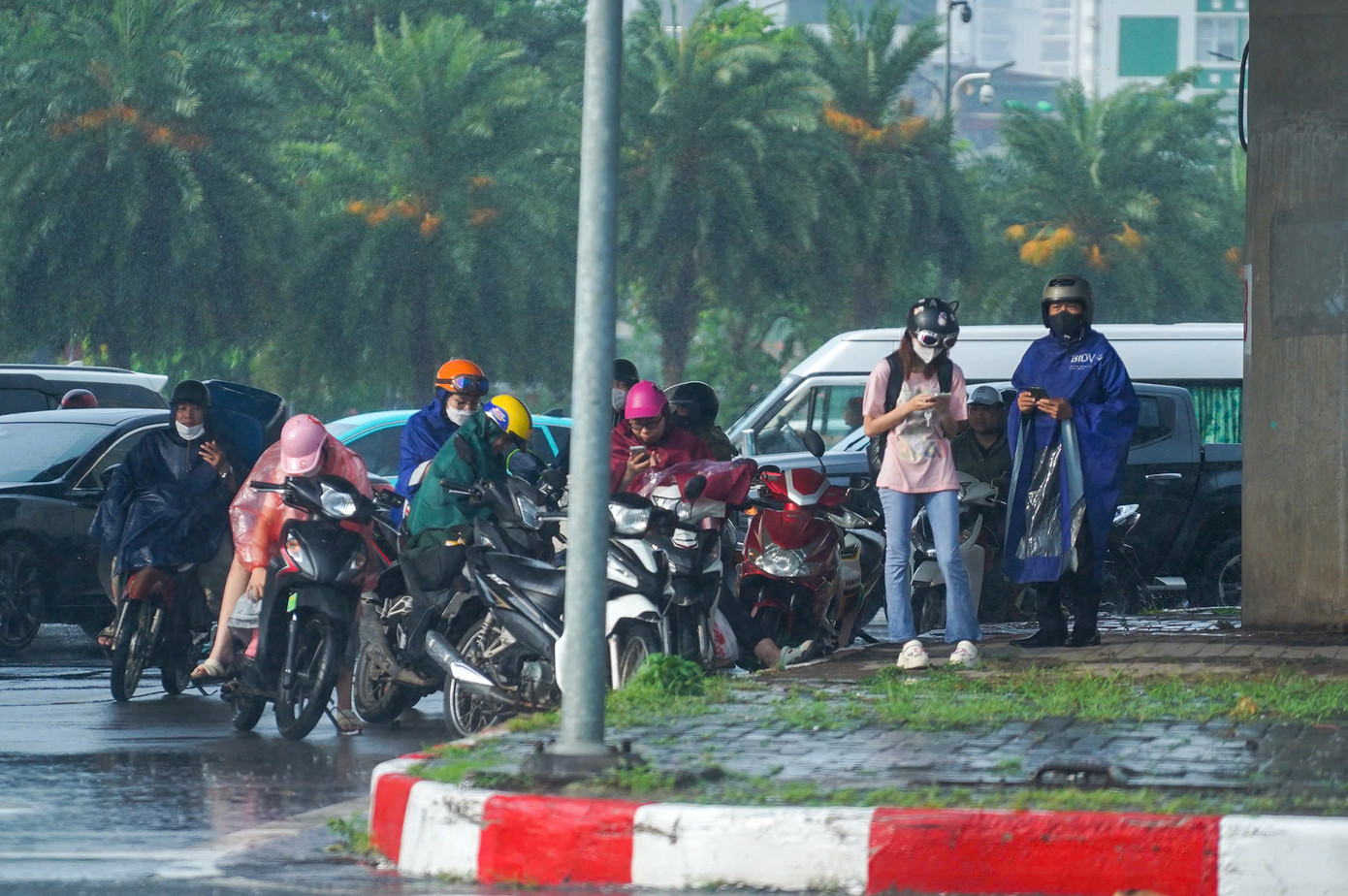 Mưa bất ngờ khiến nhiều người không kịp trở tay, phải tránh trú dưới gầm cầu.