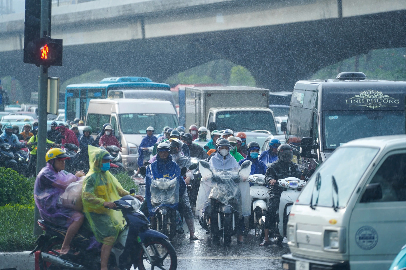 Chiều 21/5, cơn mưa nặng hạt đổ xuống nhiều khu vực nội thành Hà Nội khiến nhiều tuyến phố ngập sâu.