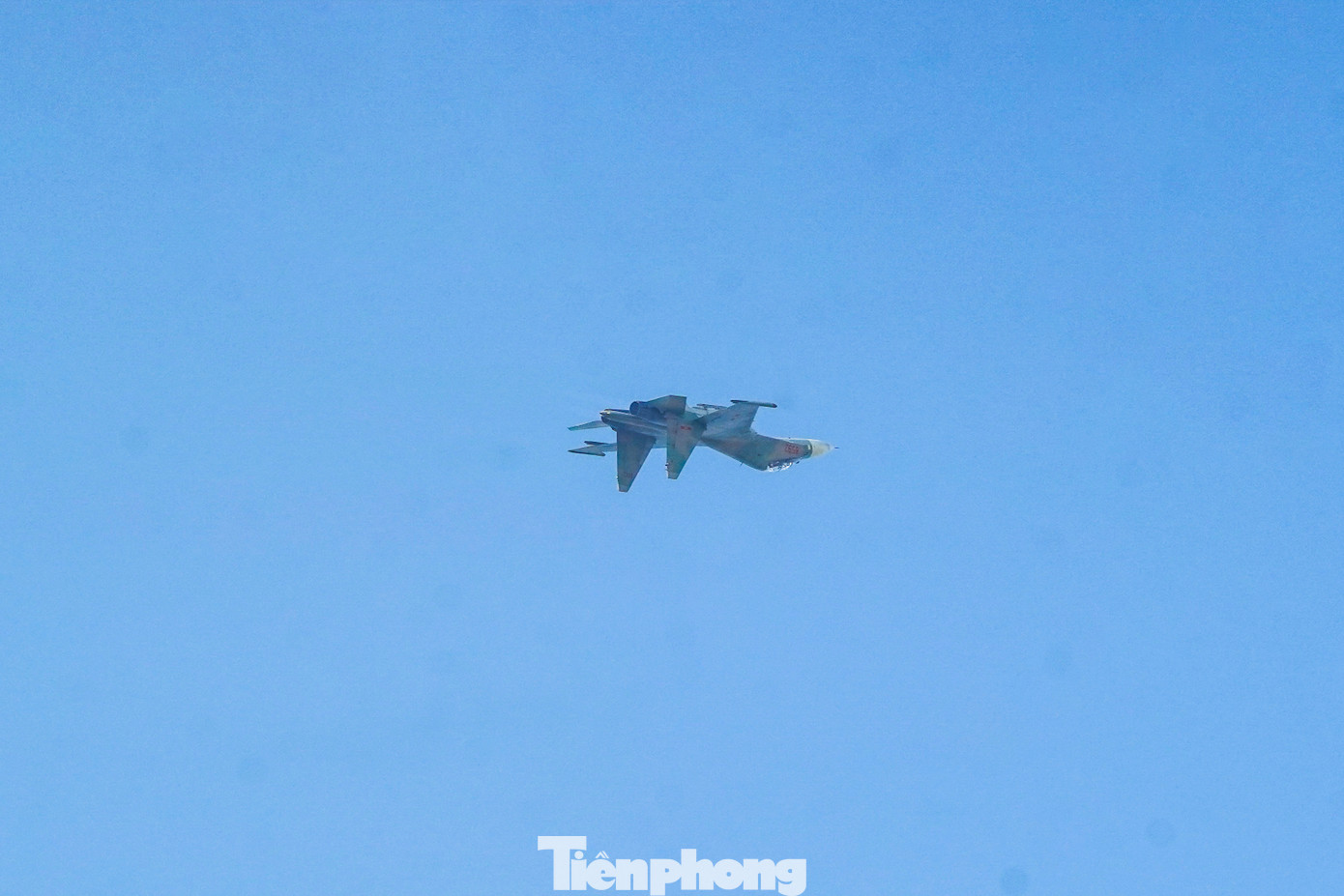 Hình ảnh chiếc máy bay Su-30MK2 nhào lộn úp ngược trên không.