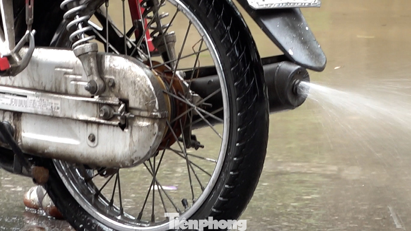 Một chiếc xe chết máy, ống khói phụt ra toàn nước sau khi cố gắng vượt qua hầm dân sinh ngập sâu nhưng không thành. Một chiếc xe chết máy, ống khói phụt ra toàn nước sau khi cố gắng vượt qua hầm dân sinh ngập sâu nhưng không thành.