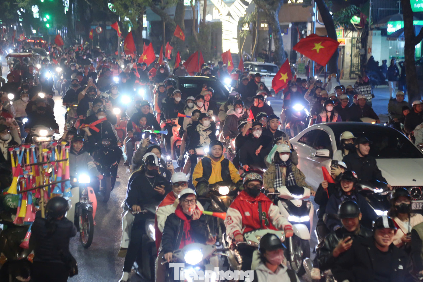 Phố Hàng Bài ùn tắc kéo dài bởi dòng phương tiện đổ ra đường phố ăn mừng quá đông.