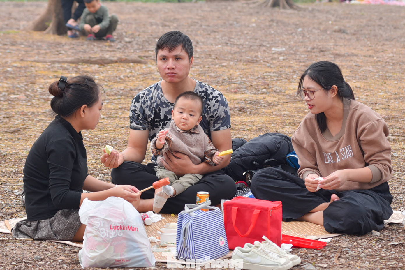 Thời tiết ngày cuối năm tại Hà Nội có nắng nhẹ, trời dịu mát, rất lý tưởng để người dân và du khách tham gia các hoạt động ngoài trời. Thời tiết ngày cuối năm tại Hà Nội có nắng nhẹ, trời dịu mát, rất lý tưởng để người dân và du khách tham gia các hoạt động ngoài trời.