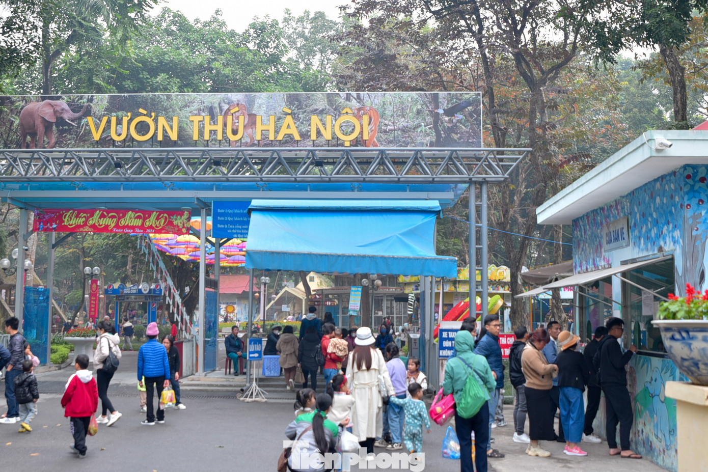 Sáng 31/12/2023, ngày thứ 2 của kỳ nghỉ Tết Dương lịch 2024, vườn Bách thú Hà Nội (quận Ba Đình, Hà Nội) thu hút rất đông người đến, chủ yếu là các phụ huynh đưa trẻ nhỏ tới vui chơi và trải nghiệm. Sáng 31/12/2023, ngày thứ 2 của kỳ nghỉ Tết Dương lịch 2024, vườn Bách thú Hà Nội (quận Ba Đình, Hà Nội) thu hút rất đông người đến, chủ yếu là các phụ huynh đưa trẻ nhỏ tới vui chơi và trải nghiệm.