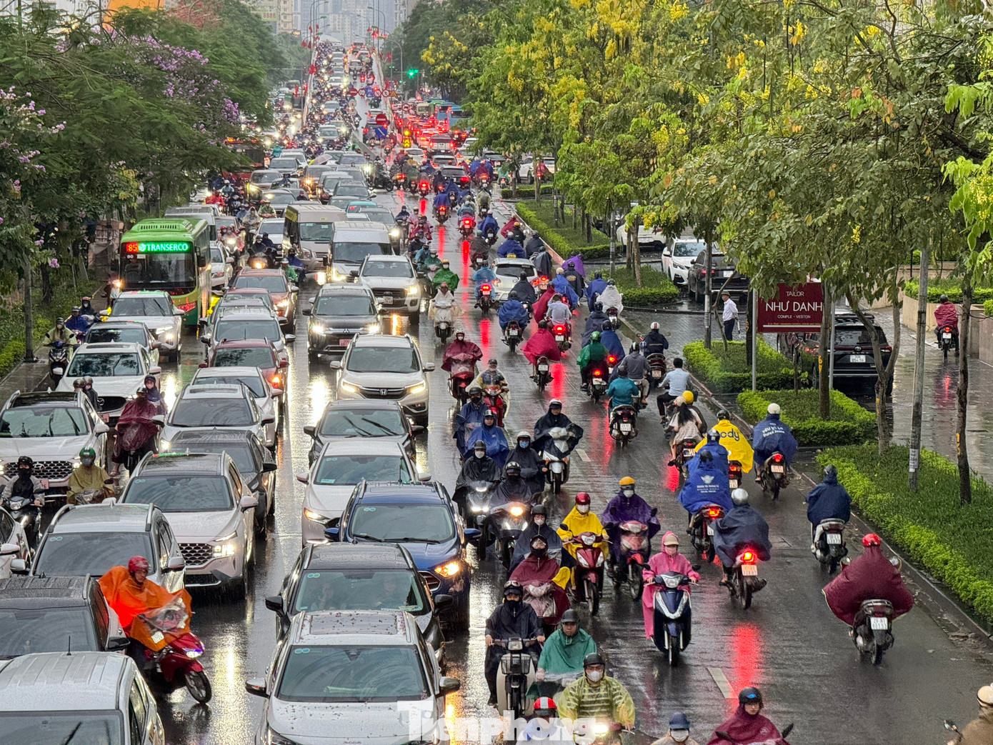 Cầu vượt chữ Y phố Hoàng Minh Giám ken đặc phương tiện.