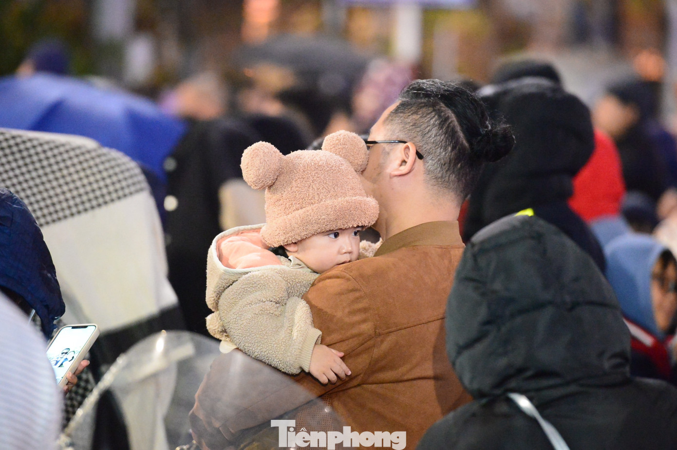 Nhiều phụ huynh dẫn theo con đi xem màn trình diễn đặc biệt. Nhiều phụ huynh dẫn theo con đi xem màn trình diễn đặc biệt.