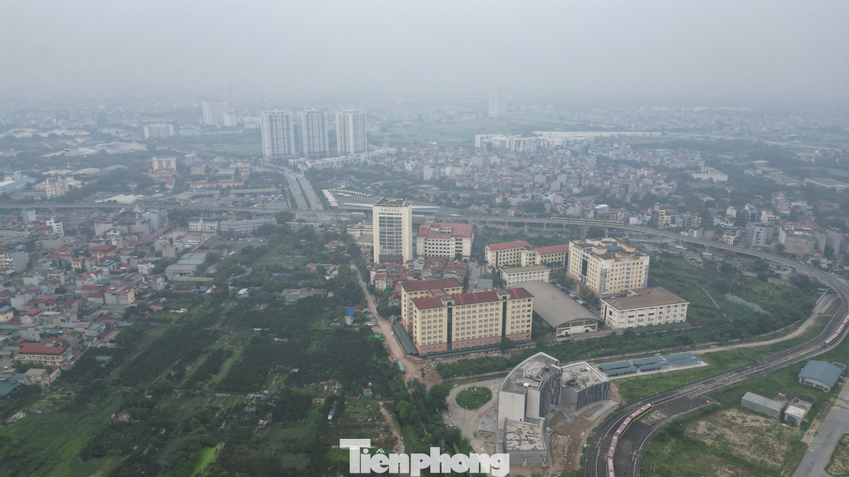 Không chỉ ở nội đô, tại vị trí gần ga Nhổn (quận Bắc Từ Liêm) bầu trời cũng mù mịt.