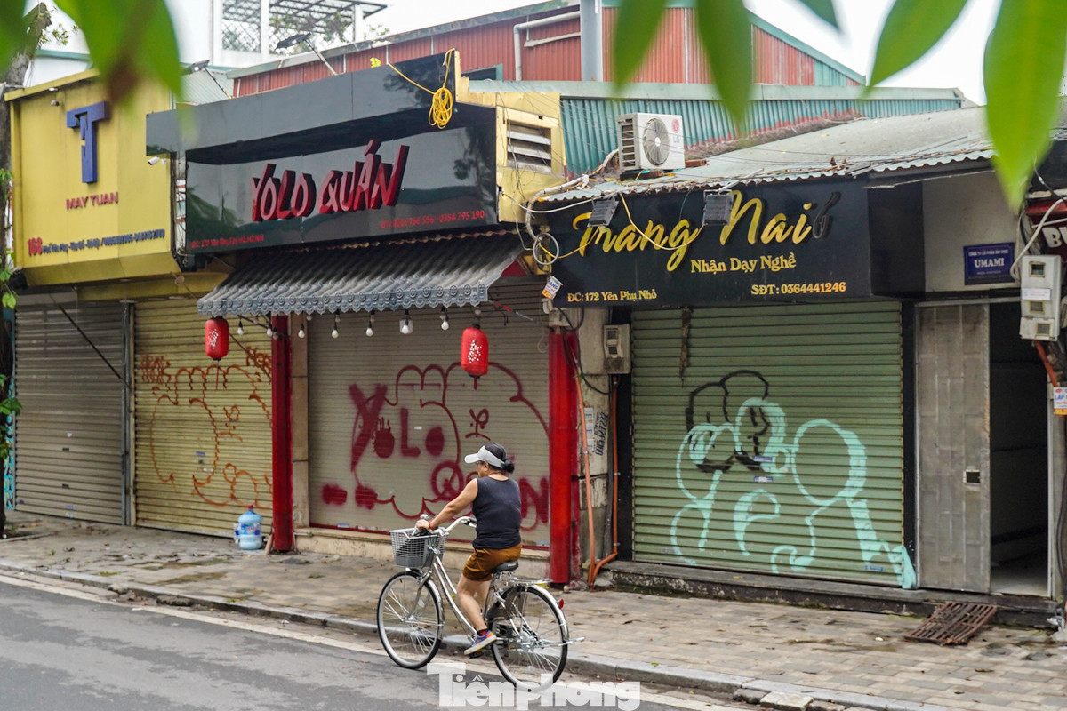 "Những nét vẽ bằng sơn này vừa gây mất mỹ quan khu phố mà còn ảnh hưởng trực tiếp đến mặt tiền kinh doanh của người dân. Phố Yên Phụ tập trung đông đảo người dân đến đây, từ khách trong nước đến quốc tế, việc để tình trạng vẽ bậy thế này xảy ra sẽ khiến bộ mặt khu phố trở nên nhếch nhác, không đẹp trong mắt mọi người", anh Lê Văn Hiệp (quận Tây Hồ) chia sẻ.