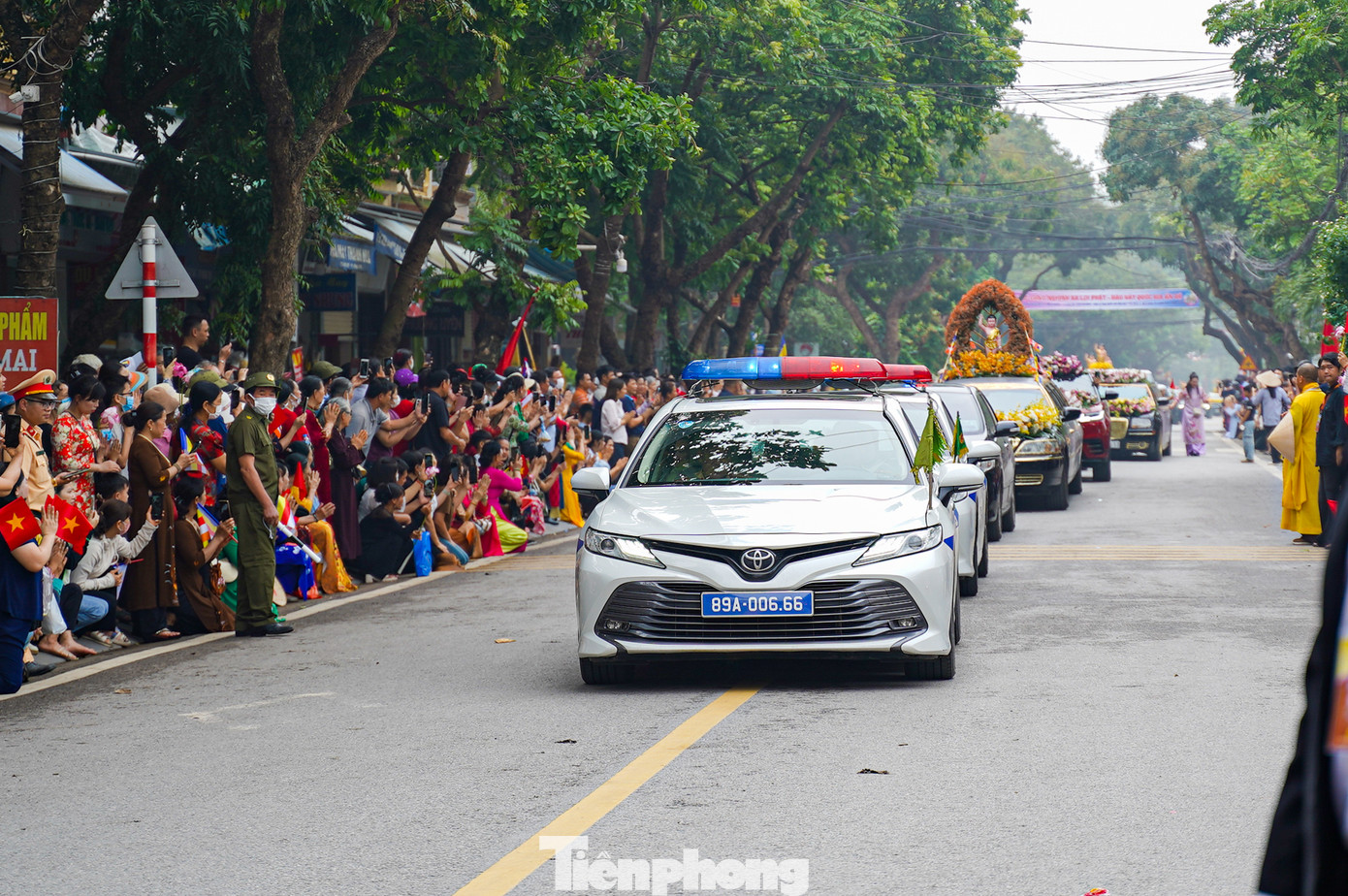 Khoảng 10h30, đoàn cung rước Xá lợi Đức Phật về đến gần chùa Chuông (cách khoảng 1 km) trong niềm hân hoan, xúc động của đông đảo phật tử.