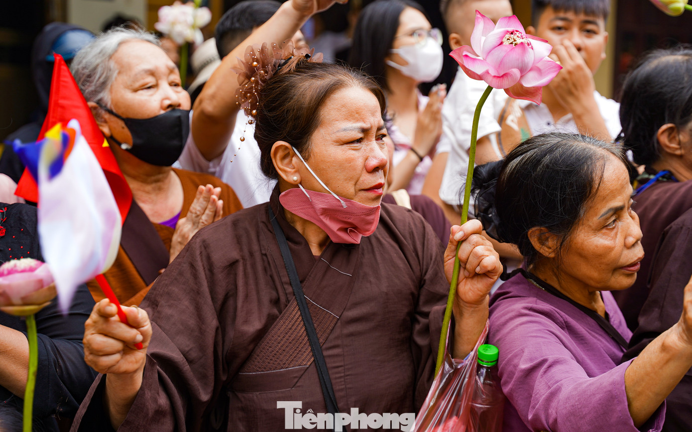 Nhiều Phật tử không giấu được xúc động khi được đón đoàn cung rước Xá lợi Đức Phật - quốc bảo của Ấn Độ - về chùa Chuông.