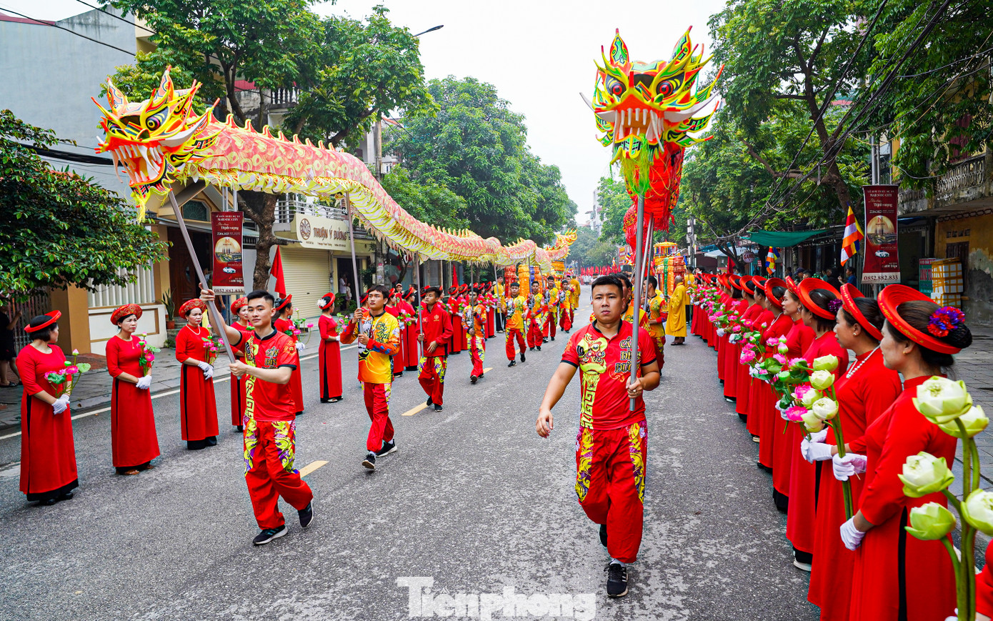 Ngay từ sáng sớm, hàng nghìn Phật tử và người dân địa phương đã có mặt tại chùa Chuông để chào đón xá lợi Đức Phật. Không khí nơi đây tràn ngập sự trang nghiêm và thành kính.