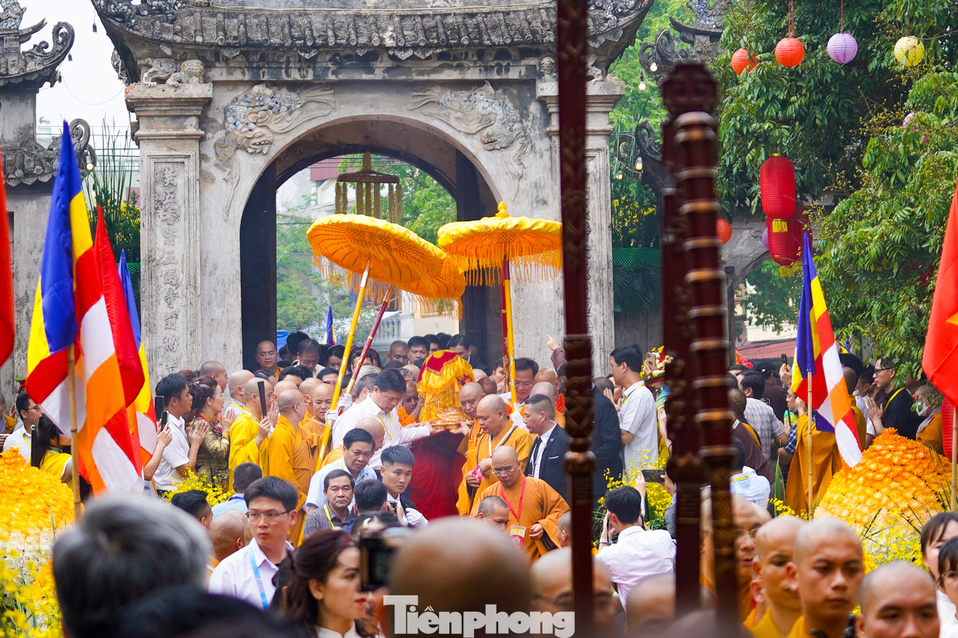 Tiếp đó, xá lợi Đức Phật được Chư tôn đức cùng đông đảo phật tử cung rước vào chùa Chuông (Hưng Yên).