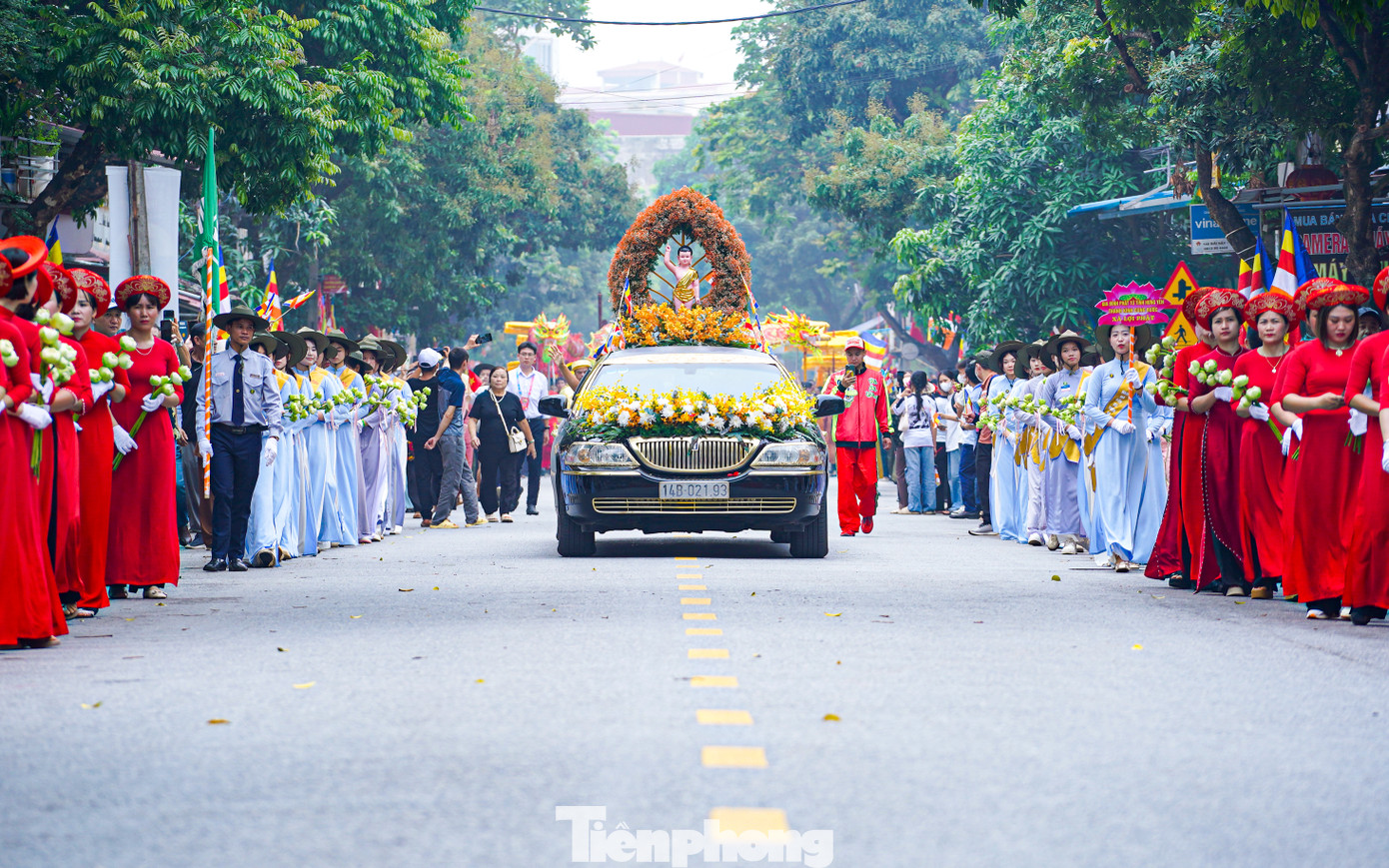 Đến 11h, đoàn cung rước xá lợi Phật về đến cổng chùa Phúc Sơn trong niềm hân hoan của người dân địa phương và phật tử.
