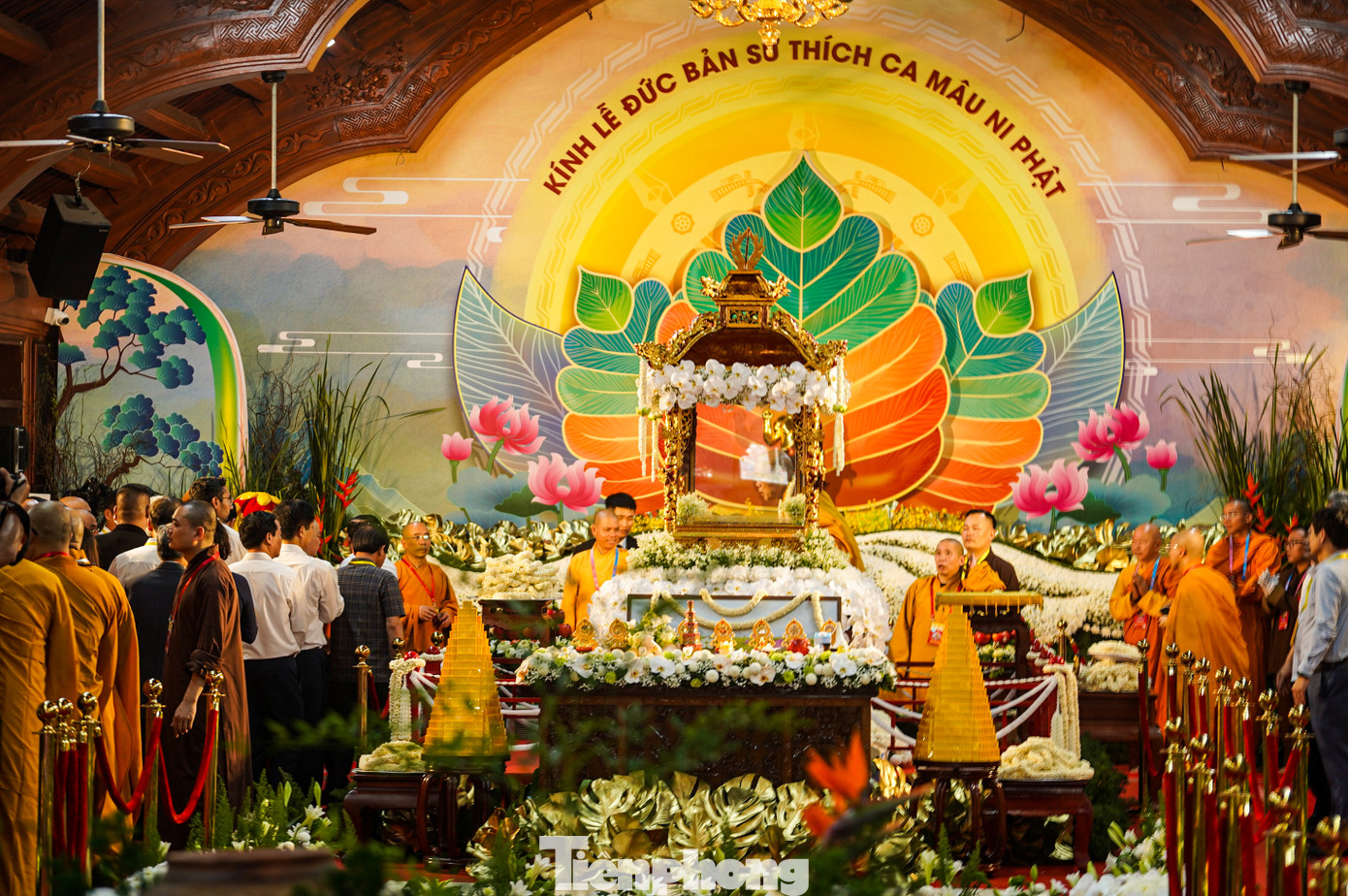 Sau đó, xá lợi được cung rước và an vị tại chính điện chùa Chuông để tiến hành làm lễ tôn trí và an vị tại chùa Chuông.