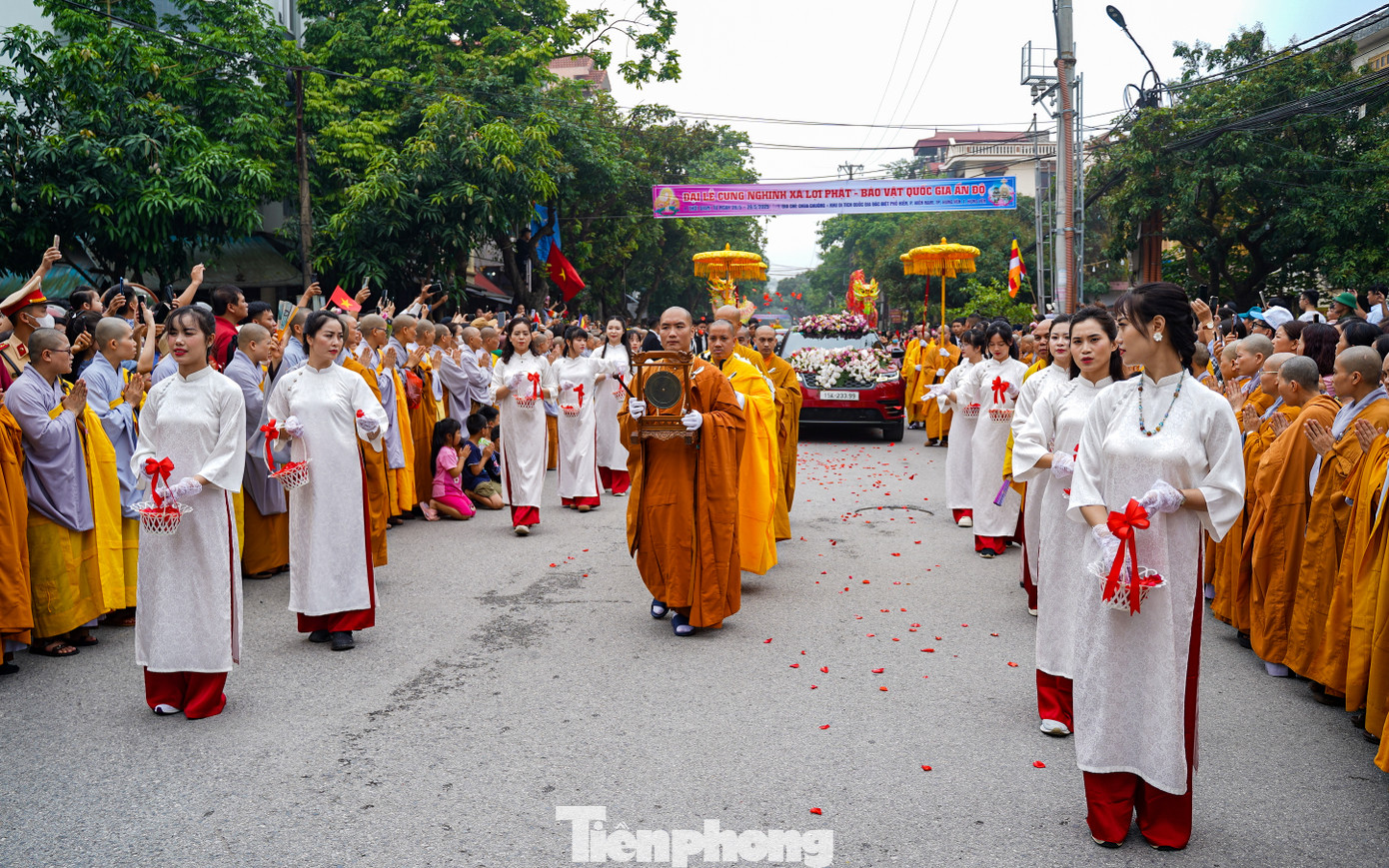 Xá lợi Đức Phật được cung rước bằng ô tô, di chuyển từ Cung Trúc Lâm Yên Tử (Quảng Ninh) về chùa Chuông (Hưng Yên).