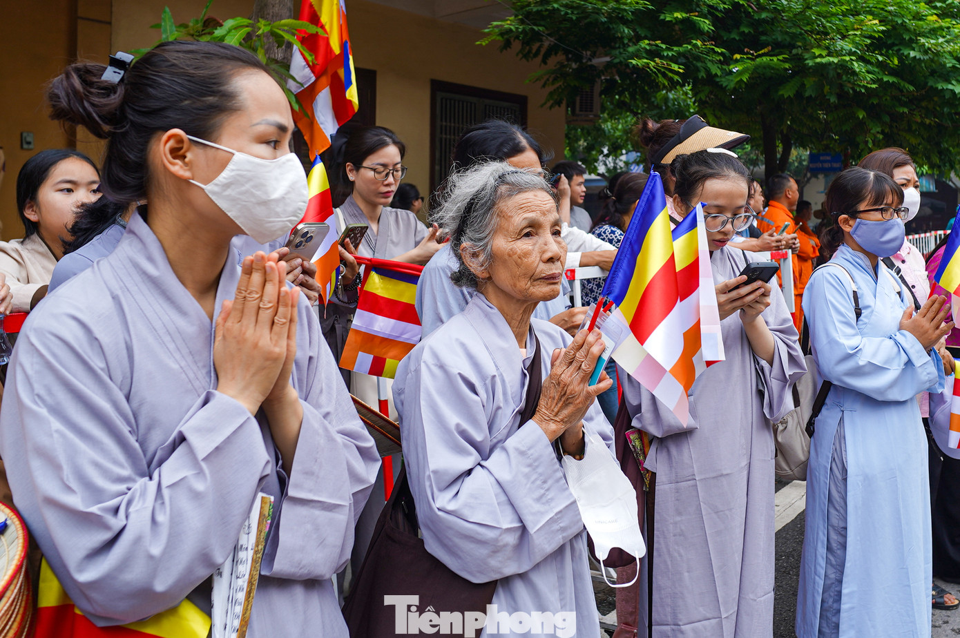 Ngay từ sáng sớm, hàng nghìn Phật tử và người dân địa phương đã có mặt tại chùa Chuông để chào đón xá lợi Đức Phật. Không khí nơi đây tràn ngập sự trang nghiêm và thành kính.