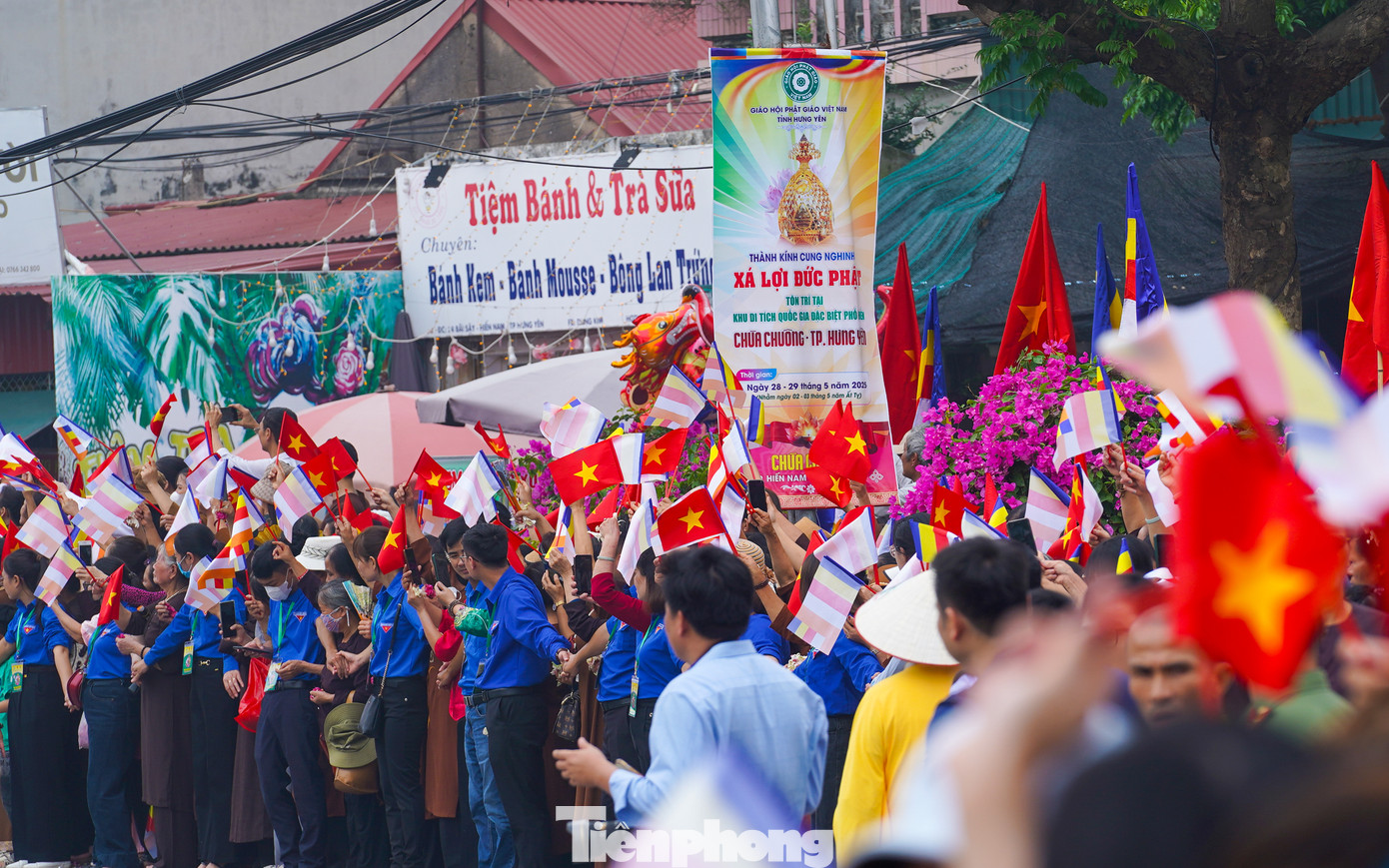 Đông đảo tình nguyện viên đã có mặt để đảm bảo an ninh và phục vụ Phật tử trong lễ đón đoàn cung rước Xá lợi Đức Phật.