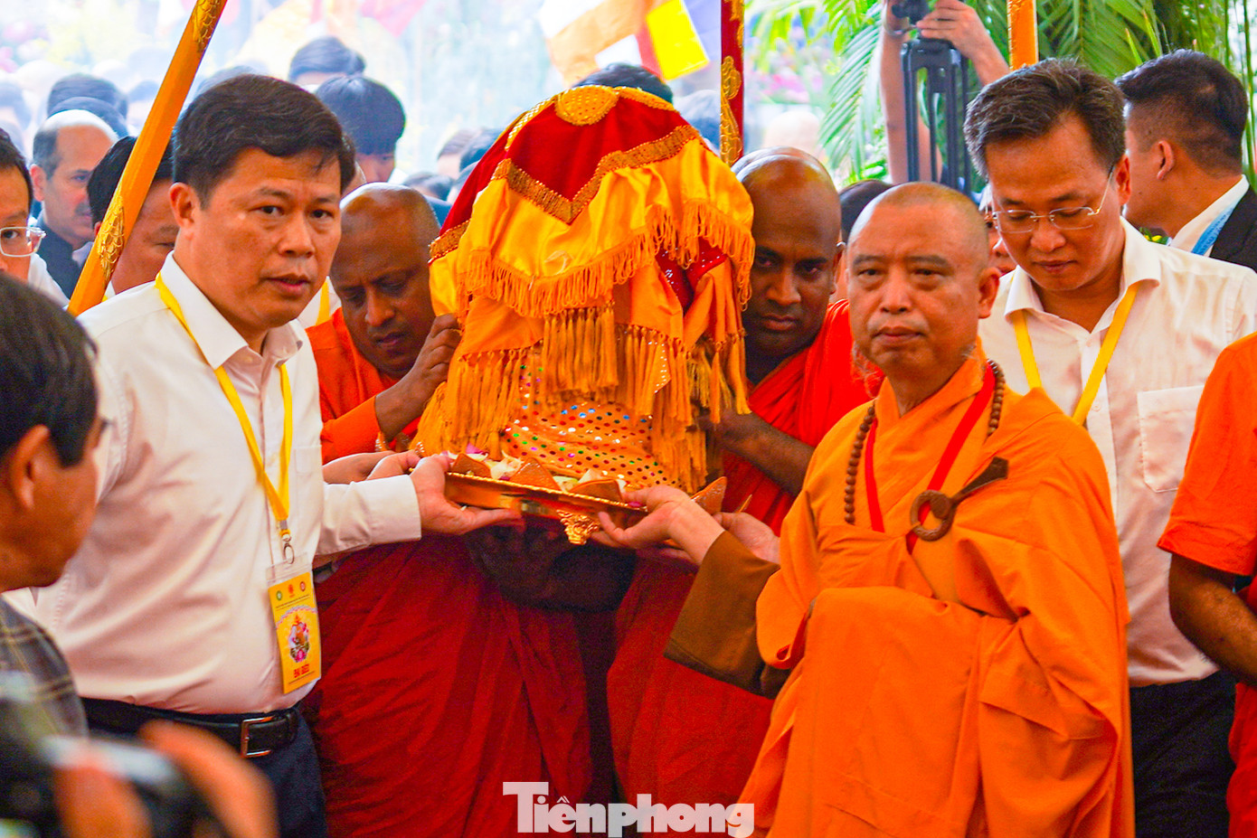 Xá lợi Đức Phật được cung rước vào Tam Bảo chùa Chuông để tiến hành làm lễ.