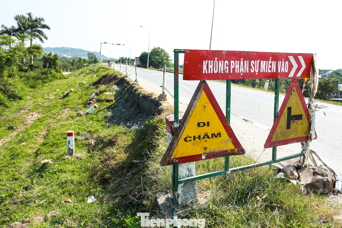 Trong ảnh là khu vực sạt lở tại xã Đồng Quang, lực lượng chức năng đã thiết lập biển cảnh báo và hệ thống rào chắn bằng dây mềm.