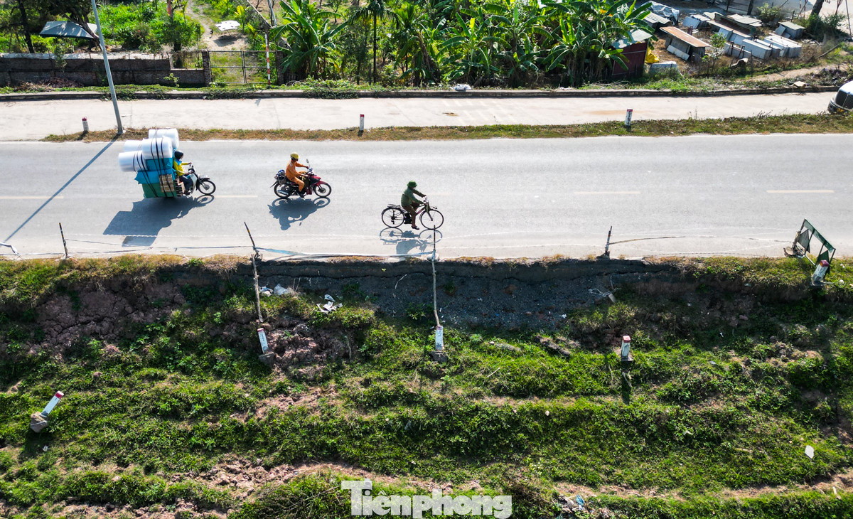 Đoạn mái đê sạt lở gần 1km tiềm ẩn nguy cơ tai nạn cho người dân và phương tiện, đặc biệt vào buổi tối.