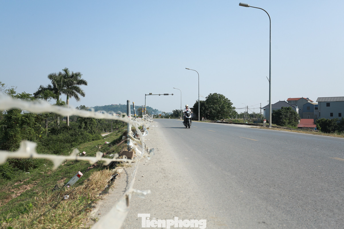 Bà Nguyễn Kim Dung (huyện Quốc Oai) cho biết: "Mái đê hữu Đáy sạt lở khiến người dân xung quanh rất lo lắng khi đi trên đê, mong cơ quan chức năng giải quyết sớm để người dân đi lại an toàn".