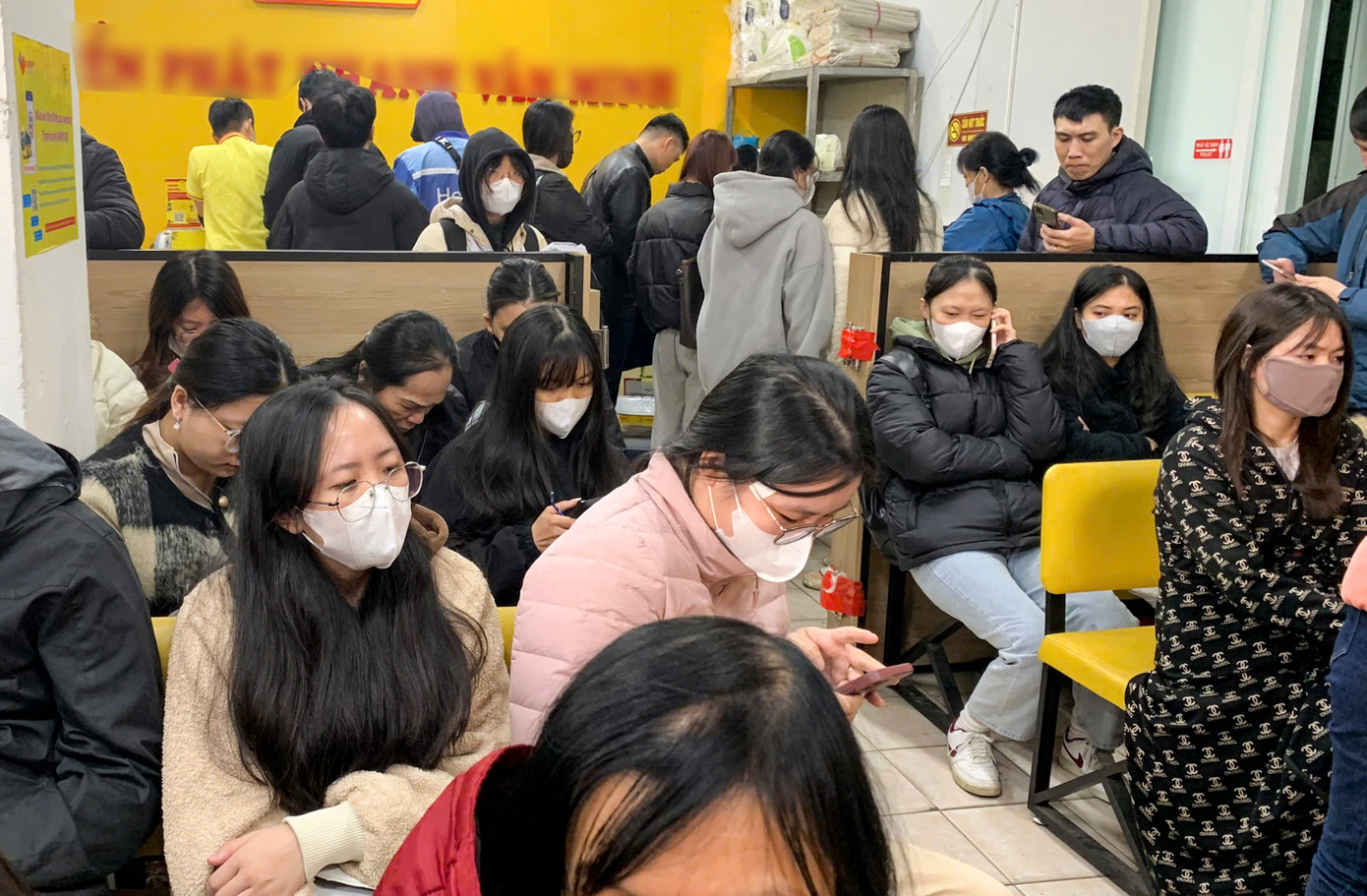 Người dân ngồi chờ đến lượt.