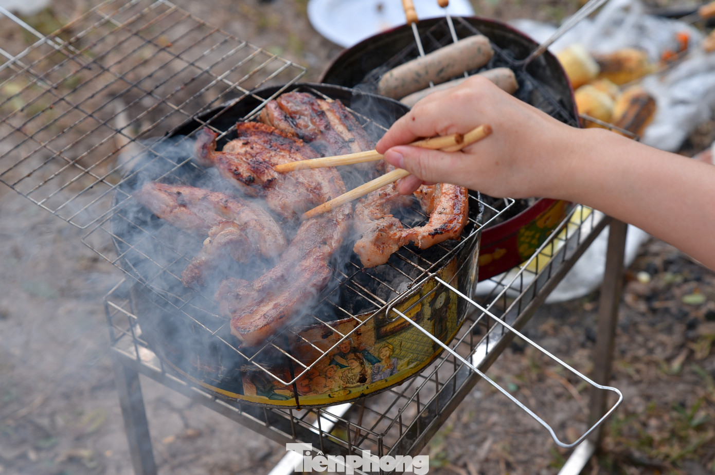 Nhiều người đã chuẩn bị thực phẩm, rau củ và đồ uống cho bữa tiệc BBQ tiễn năm cũ, đón năm mới ngay trong công viên. Nhiều người đã chuẩn bị thực phẩm, rau củ và đồ uống cho bữa tiệc BBQ tiễn năm cũ, đón năm mới ngay trong công viên.