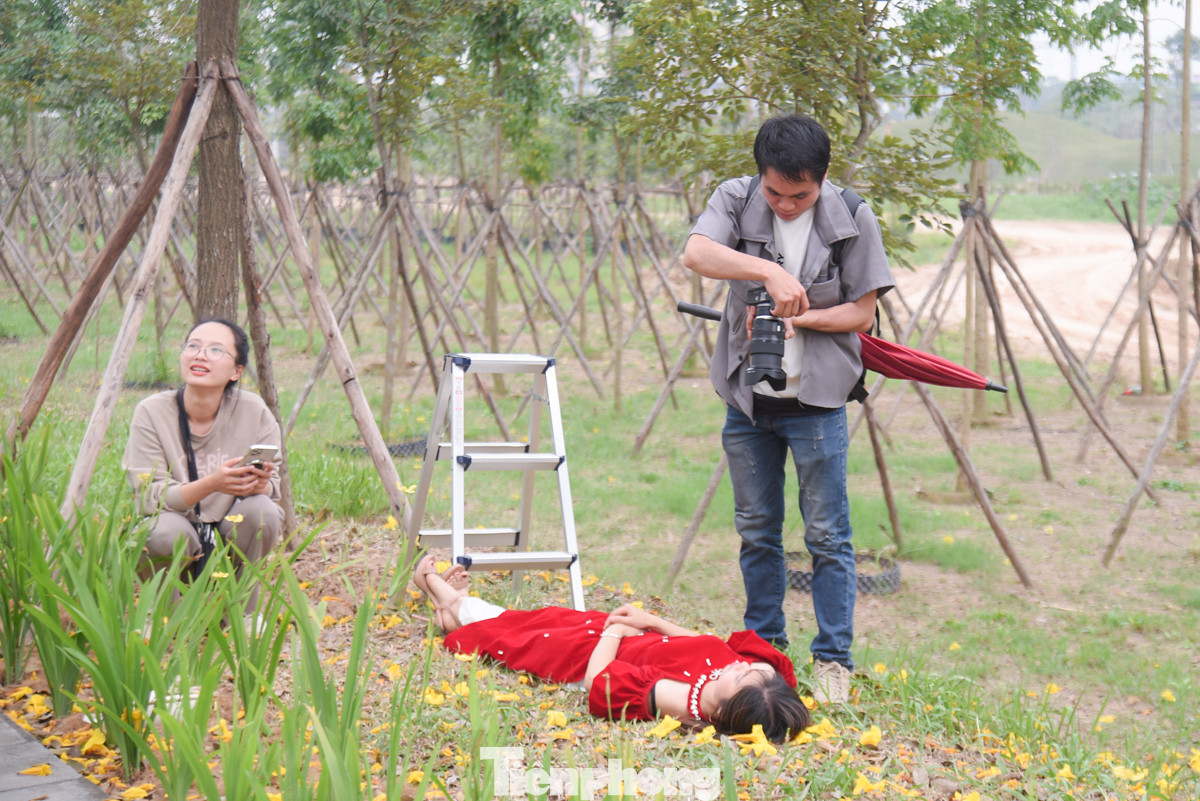 Để có những bức ảnh đẹp, nhiều bạn trẻ còn sẵn sàng nằm bệt xuống đất, leo lên thang...