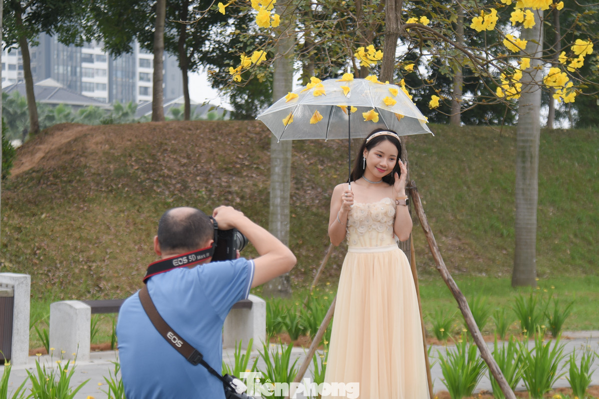 Con đường hoa độc đáo thu hút nhiều bạn trẻ đến vui chơi cũng là cơ hội để các nhóm nhiếp ảnh gia tự do kiếm được thu nhập đáng kể.