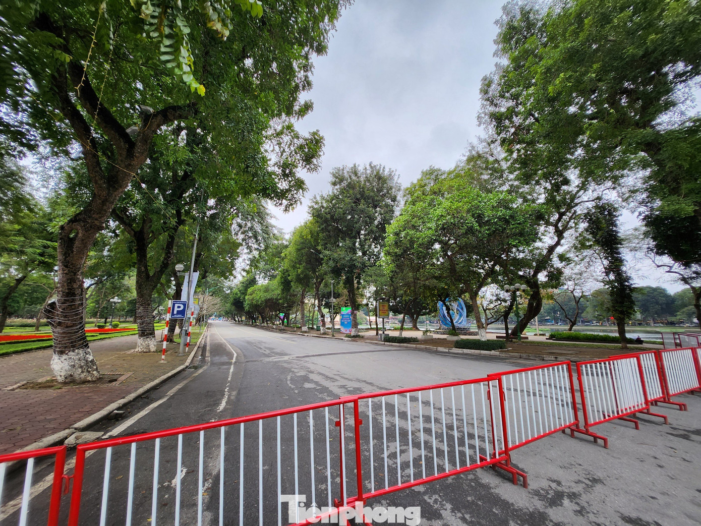 Bên cạnh đường đi dạo quanh hồ Thiền Quang còn có không gian đi bộ Trần Nhân Tông (đoạn từ phố Quang Trung đến Trần Bình Trọng), công viên Thống Nhất, nhà văn hóa Thanh Thiếu niên.