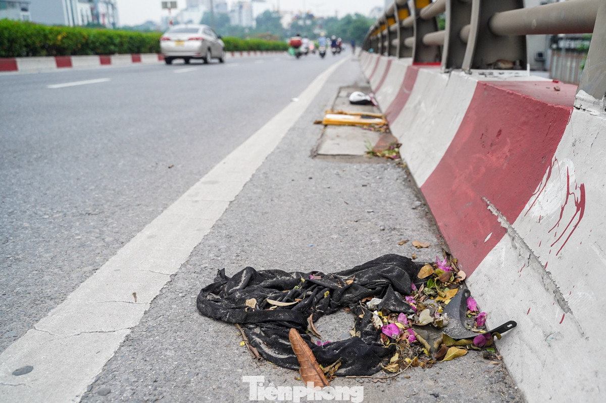 Ghi nhận tại đường Vành đai 2 trên cao (đoạn từ nút giao Cầu Giấy đến nút giao Võ Chí Công) sáng 7/6, nhiều đoạn ngập trong rác thải.