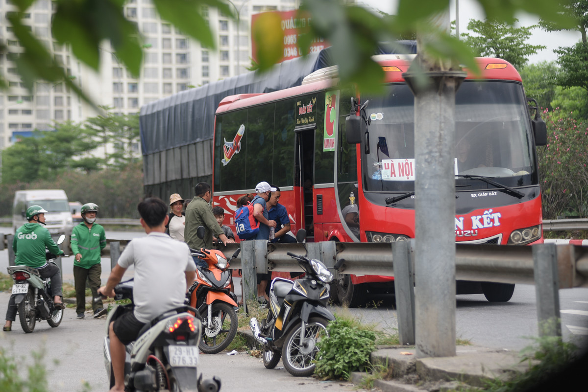 Ghi nhận chiều 1/5, thay vì vào bến, nhiều phương tiện trả khách ngay ở làn đường khẩn cấp cao tốc Pháp Vân-Cầu Giẽ (đoạn kết thúc hướng vào trung tâm thành phố Hà Nội), Ghi nhận chiều 1/5, thay vì vào bến, nhiều phương tiện trả khách ngay ở làn đường khẩn cấp cao tốc Pháp Vân-Cầu Giẽ (đoạn kết thúc hướng vào trung tâm thành phố Hà Nội),