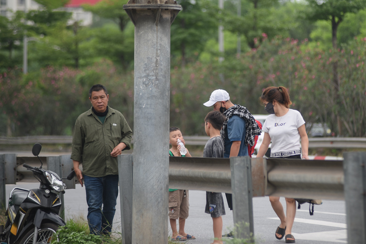 Sau đó tiếp tục đi đi bộ dưới lòng đường chờ người nhà ra đón hoặc bắt xe ôm về nhà. Sau đó tiếp tục đi đi bộ dưới lòng đường chờ người nhà ra đón hoặc bắt xe ôm về nhà.