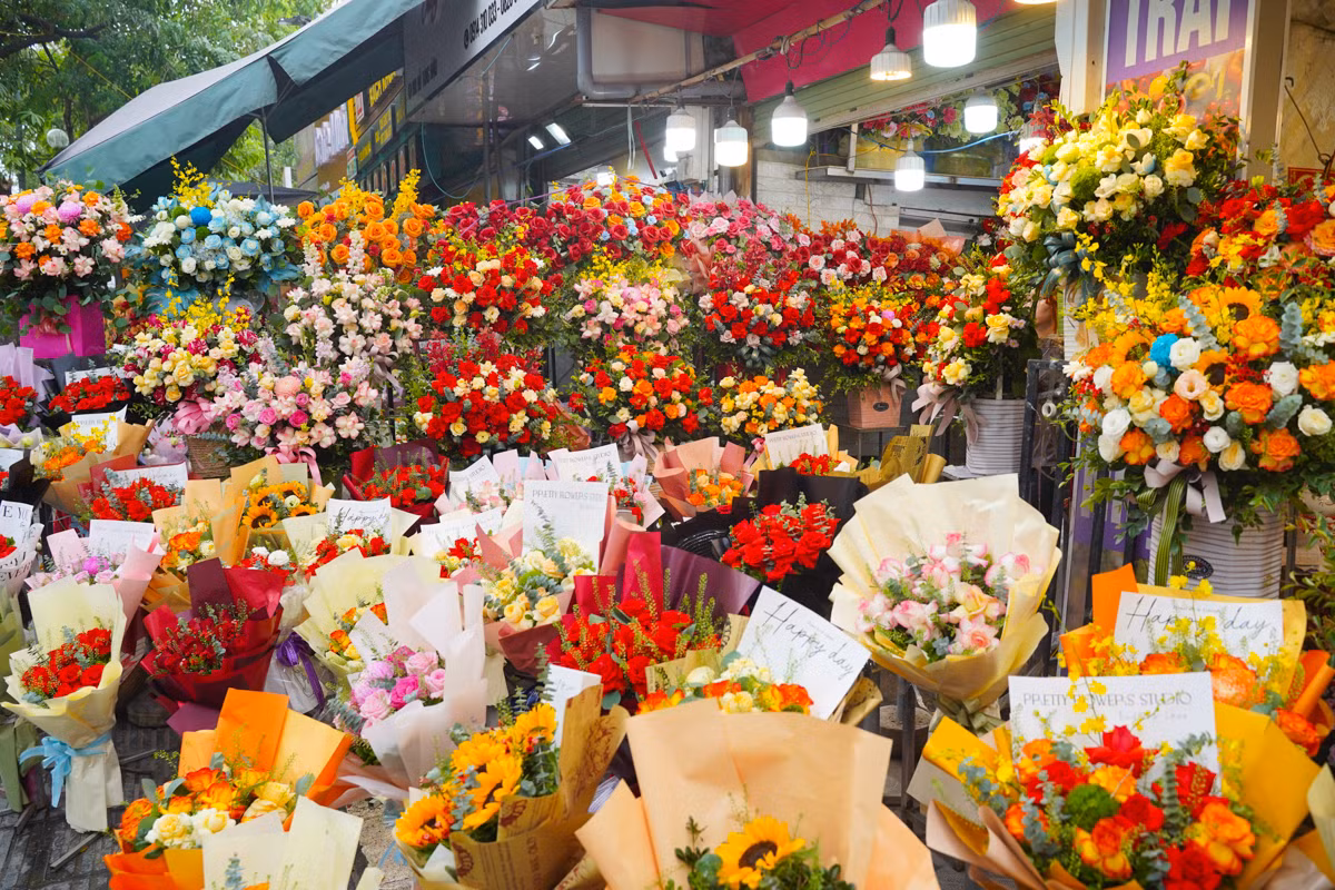 Tại các cửa hàng, xuất hiện nhiều bó hoa hồng, hướng dương, hoa lan, và hoa cẩm tú cầu... được gói sẵn rất đẹp mắt.