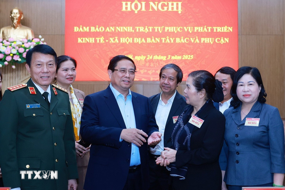 Thủ tướng Phạm Minh Chính với các đại biểu dự Hội nghị đảm bảo an ninh, trật tự phục vụ phát triển kinh tế-xã hội địa bàn Tây Bắc và phụ cận. (Ảnh: Dương Giang/TTXVN)