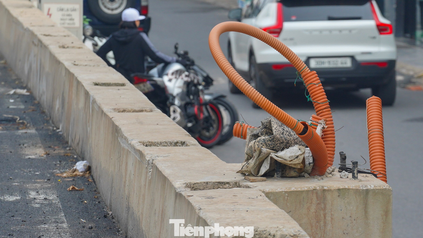 Các hạng mục khác như đèn đường chiếu sáng, cây xanh... vẫn đang được triển khai, chưa hoàn thiện.